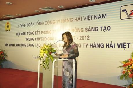 Đồng chí Hồ Thị Mỹ Dung - Phó Chủ tịch Công đoàn TCT trình bày báo cáo tổng kết 5 năm phong trào lao động sáng tạo