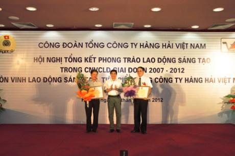 Phó Chủ tịch TLĐLĐVN Hoàng Ngọc Thanh tặng Bằng khen cho 2 tập thể đạt thành tích cao trong phong trào lao động sáng tạo giai đoạn 2007 - 2012