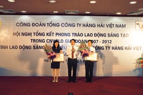 Chủ tịch Công đoàn Tổng công ty Hàng hải Việt Nam Lê Phan Linh tặng Bằng khen cho 2 tập thể đạt thành tích cao trong phong trào lao động sáng tạo giai đoạn 2007 - 2012