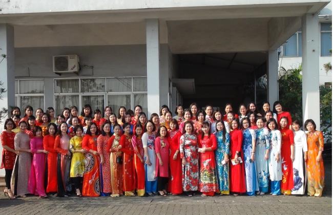 Tập thể nữ CBCNV Cảng Quảng Ninh xinh đẹp trong tà áo dài.
