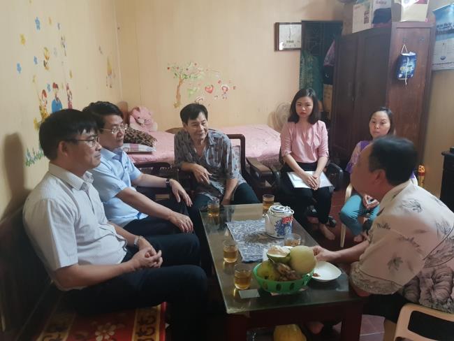 Thăm và tặng quà gia đình anh Nguyễn Văn Quang - nhân viên bảo vệ Công ty cổ phần Vận tải biển Việt Nam (VOSCO)