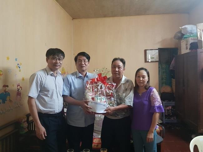 Thăm và tặng quà gia đình anh Nguyễn Văn Quang - nhân viên bảo vệ Công ty cổ phần Vận tải biển Việt Nam (VOSCO)