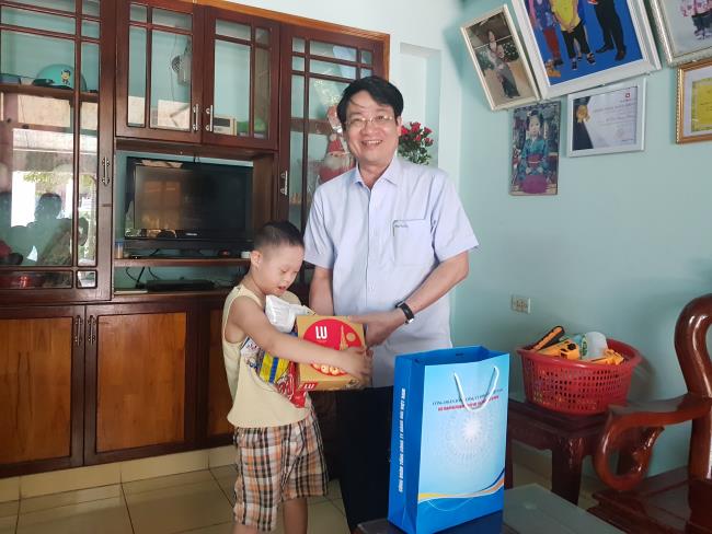 Thăm, tặng quà trẻ em dị tật bẩm sinh ở Cảng Đà Nẵng
