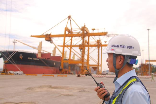 Cảng Quảng Ninh - A lô, tàu cập cảng an toàn nhé!