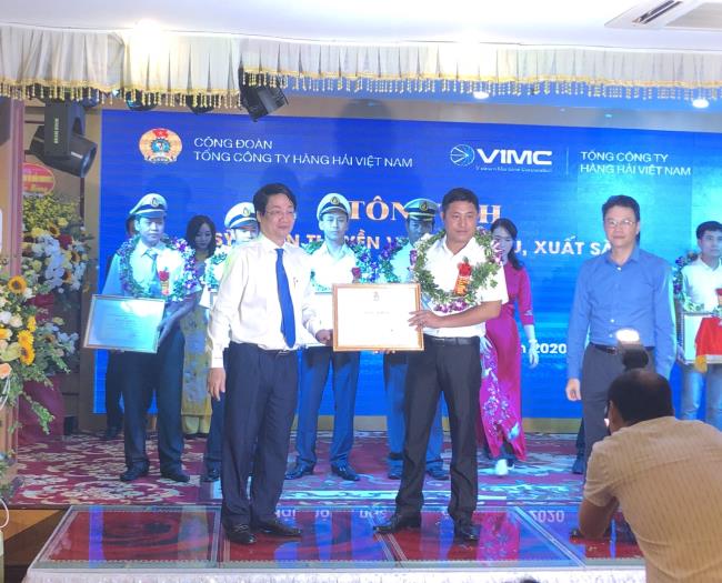 Vận tải biển VIMC - Thuyền trưởng nhận khen thưởng của lãnh đạo Tổng công ty và Công đoàn Tổng công ty
