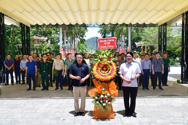 Đoàn cán bộ lãnh đạo TCT cùng các doanh nghiệp thành viên dâng hương, dân hoa kính viếng các anh hùng liệt sỹ tại Nghĩa trang Việt - Lào