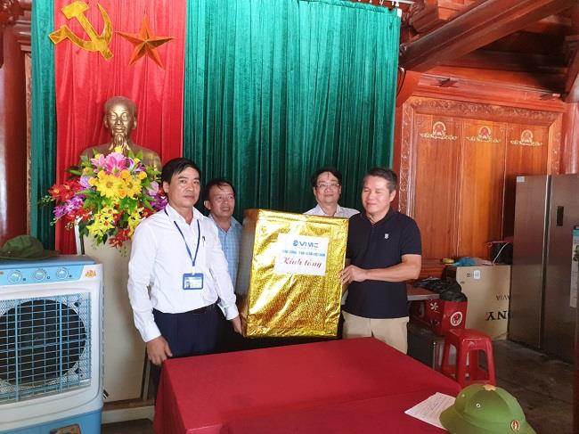 Lãnh đạo TCT trao quà tặng Ban quản lý Nghĩa trang Việt - Lào