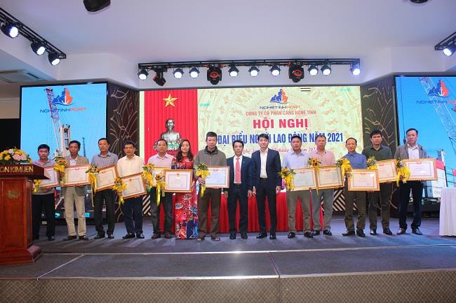 Đồng chí Phạm Văn Hải - Phó Chủ tịch CĐTCT tặng bằng khen cho cá nhân có thành tích xuất sắc năm 2020 