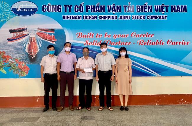 Đồng chí Ủy viên BTV Công đoàn TCT, Chủ tịch Công đoàn Công ty CP Vận tải biển Việt Nam Phạm Gia Hiến thăm, tặng quà hỗ trợ Tháng Công nhân của Công đoàn TCT cho NLĐ có hoàn cảnh khó khăn tại đơn vị